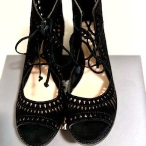 12M Vince Camuto Suede peep toe black shoe bootie - Picture 11 of 13